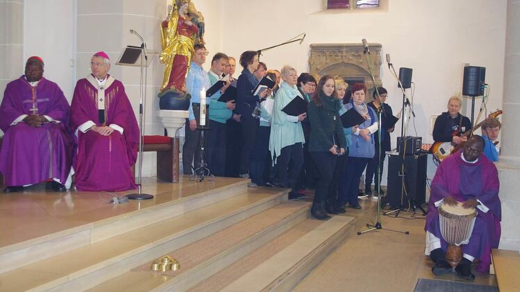 Afrikanische Trommelklänge in Kronach. Im Hintergrund ist der Chor "Spirit Voices" zu sehen.