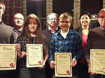 Ehrungen beim Jugendorchester Kronach (von links): Dominik Krügel, Günter Soja (1. Vorsitzender), Sabrina Buckreus, Arnold Söhnlein (2. Vorsitzender), Sebastian Hoffmann, 2. Bürgermeisterin Angela Hofmann, Werner Heim Foto: K.- H. Hofmann