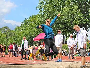 Turnfestsieger Hannes Weisser beim Weitsprung.  Foto: Klaus Gagel
