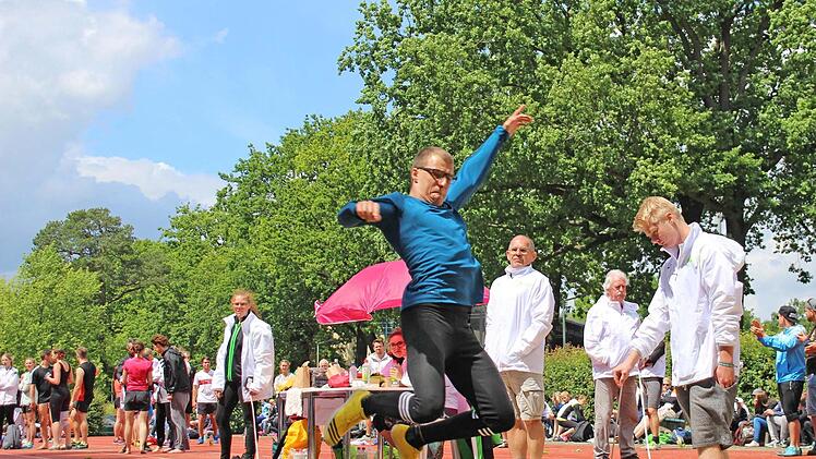 Turnfestsieger Hannes Weisser beim Weitsprung.  Foto: Klaus Gagel