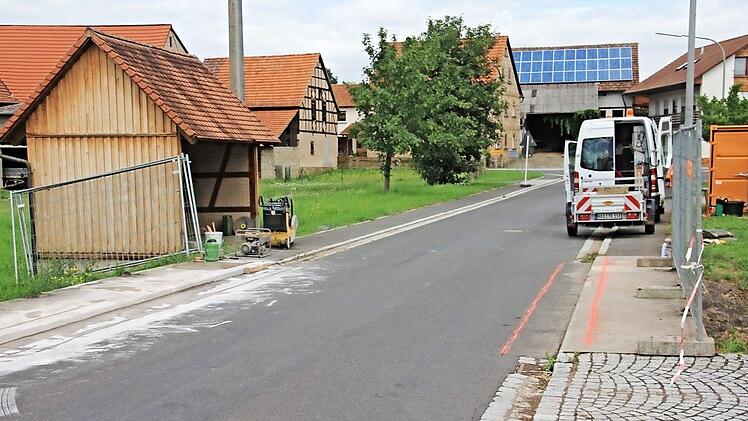 In der Ortsmitte von Brünn haben die Arbeiten zur Brückensanierung begonnen. Baulastträger ist der Landkreis Haßberge. Fotos: Helmut Will