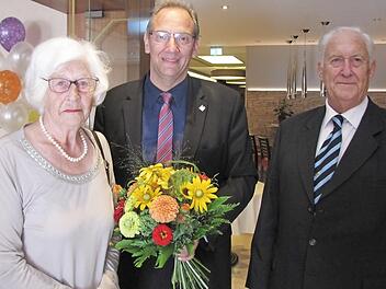 Bürgermeister Thomas Nowak überbrachte Ingetraud Schweißinger die Glückwünsche der Stadt Coburg zum 90. Geburtstag. Mit auf dem Bild ist Ehemann Wolf Schweißinger.  Foto: Martin Koch
