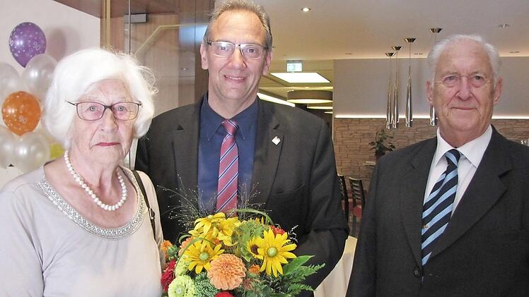 Bürgermeister Thomas Nowak überbrachte Ingetraud Schweißinger die Glückwünsche der Stadt Coburg zum 90. Geburtstag. Mit auf dem Bild ist Ehemann Wolf Schweißinger.  Foto: Martin Koch