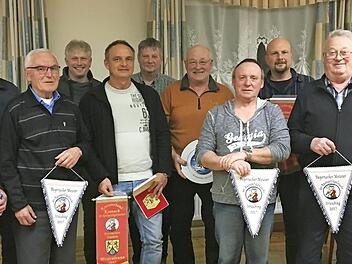 Geehrt wurden bei den Rassegeflügelzüchtern des Kreisverbandes Kronach die deutschen, bayerischen und Kreismeister, sowie die Ehrenpreisgewinner. Von links: Ehrenvorsitzender Fritz Bauer, Walter Baumann, Erwin Limmer, Bernd Roth, Michael Neidhardt, Rainer Bauer, Stefan Kulhanek, Ralf Schulze, Tobias Hofmann, Horst Roth und Vorsitzender Klaus Ruppert Fotos: Marco Oßmann