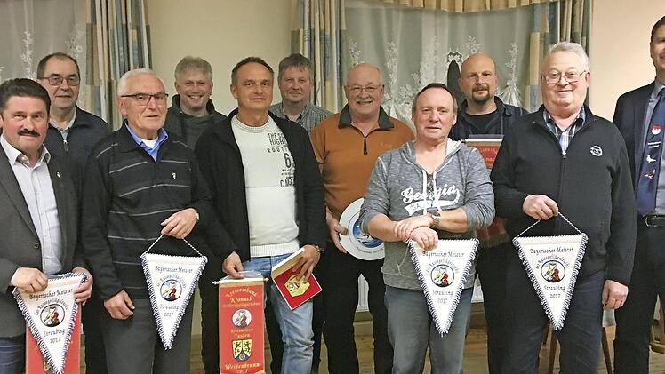 Geehrt wurden bei den Rassegeflügelzüchtern des Kreisverbandes Kronach die deutschen, bayerischen und Kreismeister, sowie die Ehrenpreisgewinner. Von links: Ehrenvorsitzender Fritz Bauer, Walter Baumann, Erwin Limmer, Bernd Roth, Michael Neidhardt, Rainer Bauer, Stefan Kulhanek, Ralf Schulze, Tobias Hofmann, Horst Roth und Vorsitzender Klaus Ruppert Fotos: Marco Oßmann