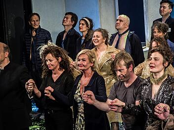 Mit ausdauerndem Applaus feierte das Publikum im Landestheater Coburg die Premiere der Oper "Aufstieg und Fall der Stadt Mahagonny". Regie führte Konstanze Lauterbach (Mitte), am Dirigentenpult stand Coburgs GMD Roland Kluttig (links). Als Gast sang Karsten Münster (2. rechts) den Jim Mahoney.Foto: Jochen Berger