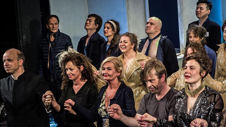Mit ausdauerndem Applaus feierte das Publikum im Landestheater Coburg die Premiere der Oper "Aufstieg und Fall der Stadt Mahagonny". Regie führte Konstanze Lauterbach (Mitte), am Dirigentenpult stand Coburgs GMD Roland Kluttig (links). Als Gast sang Karsten Münster (2. rechts) den Jim Mahoney.Foto: Jochen Berger