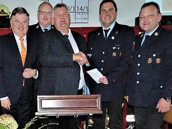 Die Ehrengäste mit Landrat Klaus Peter Söllner an der Spitze gratulierten zum 150-jährigen Bestehen der Feuerwehr Lanzendorf und überreichten Geldspenden. Von links Landrat Klaus Peter Söllner, Kreisbrandrat Stefan Härtlein, Bürgermeister Gerhard Schneider, Vorsitzender Manuel Gumtow und Kommandant Daniel Kohl. Foto: Werner Reißaus