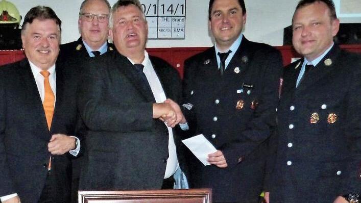 Die Ehrengäste mit Landrat Klaus Peter Söllner an der Spitze gratulierten zum 150-jährigen Bestehen der Feuerwehr Lanzendorf und überreichten Geldspenden. Von links Landrat Klaus Peter Söllner, Kreisbrandrat Stefan Härtlein, Bürgermeister Gerhard Schneider, Vorsitzender Manuel Gumtow und Kommandant Daniel Kohl. Foto: Werner Reißaus