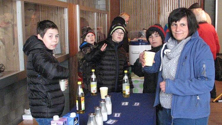 Bei einem Marktsonntag in Bad Staffelstein war die Gruppe mit Jugendleiterin Jana Jakob (rechts) mit ihrem Infostand  dabei. Verkauft wurden vegetarische Speisen und Getränke. Foto: Stefan Wich