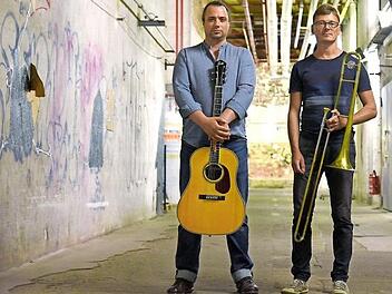 Die Gruppe "Mehr als wir" mit Gitarrist Mathias Ehrig und Posaunist Andreas Uhlmann wollen beim Konzert im "TECnet Zentrum" des Burgkunstadter Vereins "TECnet Obermain" ihrem Namen alle Ehre machen und mit Vielschichtigkeit glänzen. Foto: privat