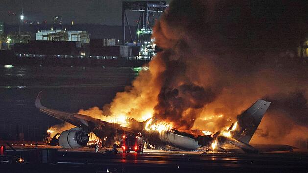 Flugzeugbrand auf Tokioter Flughafen