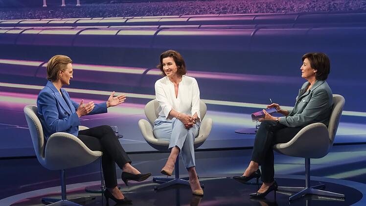 Sandra Maischberger (rechts) hat in ihrer Talkshow über die gescheiterte Richterwahl gesprochen.