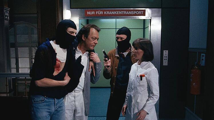 Unter der Sturmhaube versteckt sich Udo Wachtveitl (links), der in einer Episode einen Bankr&auml;uber spielte.