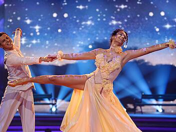 Mit ihrem Tanz sorgen Betty Taube und Alexandru Ionel f&uuml;r einen G&auml;nsehaut-Moment.