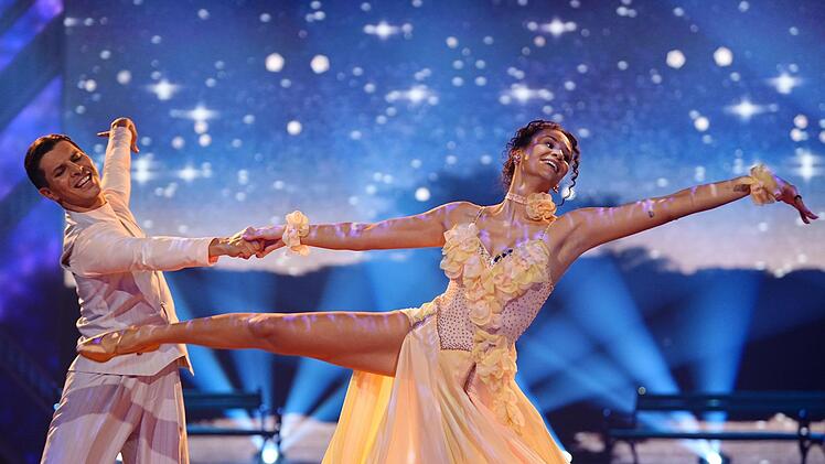Mit ihrem Tanz sorgen Betty Taube und Alexandru Ionel f&uuml;r einen G&auml;nsehaut-Moment.