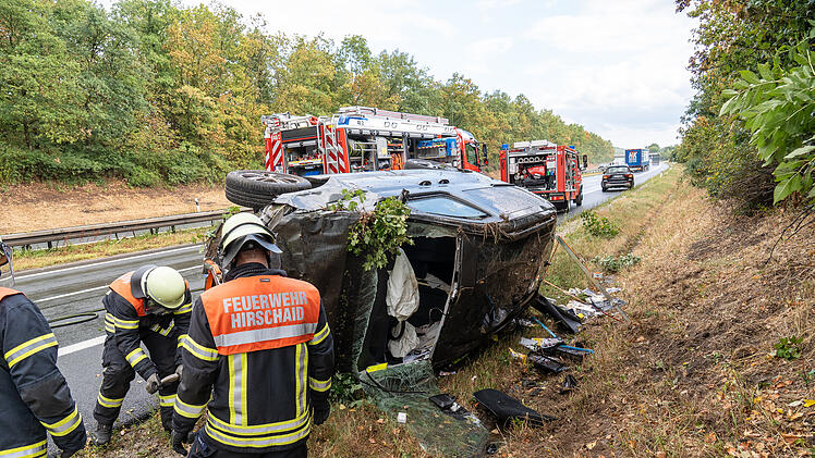 Verkehrsunfall nach Regenschauer: VW Caddy &uuml;berschl&auml;gt sich auf Regen nasser Fahrbahn