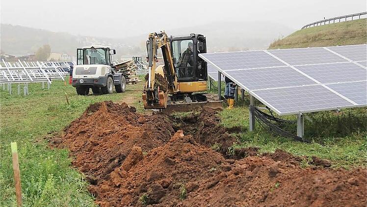 Auf dem Gelände des Solarparks herrscht rege Betriebsamkeit. Foto: Gerd Schaar