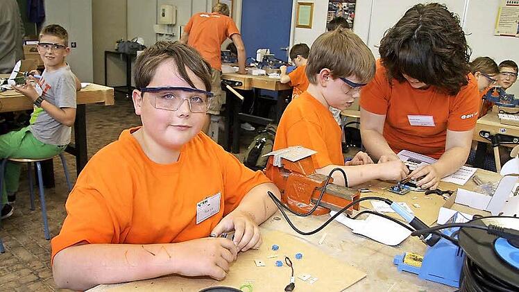 Ob Kojak-Sirene oder Wechselblinker - die Schüler fanden den Technik-Workshop klasse. Foto: Sonja Adam