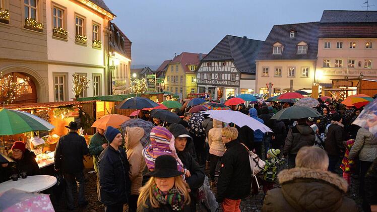 Trotz des Regens kamen viele Besucher am Samstagabend zum Zeiler Weihnachtsmarkt.