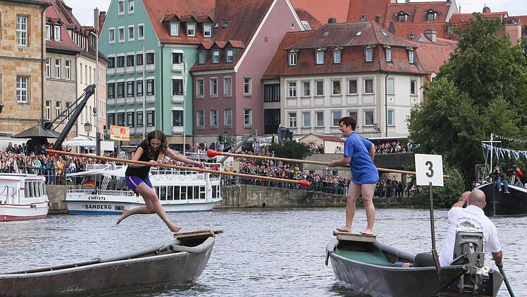 Gutes Stehvermögen bewiesen auch die Frauen. Erst nach 148 Sekunden fiel das Sandmadla 2014, Stefanie Förner, ins Wasser. Foto: RiegerPress