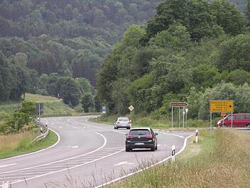 Die Kreuzung am westlichen Ortsausgang von Heiligenstadt in Höhe des Badesees sorgt für störenden Verkehrslärm in dem Erholungs- und Urlaubsbereich im Leinleitertal. Foto: fra-press