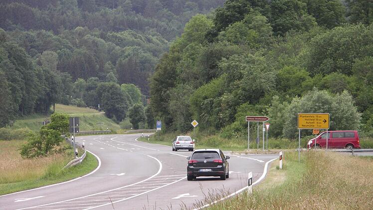 Die Kreuzung am westlichen Ortsausgang von Heiligenstadt in Höhe des Badesees sorgt für störenden Verkehrslärm in dem Erholungs- und Urlaubsbereich im Leinleitertal. Foto: fra-press