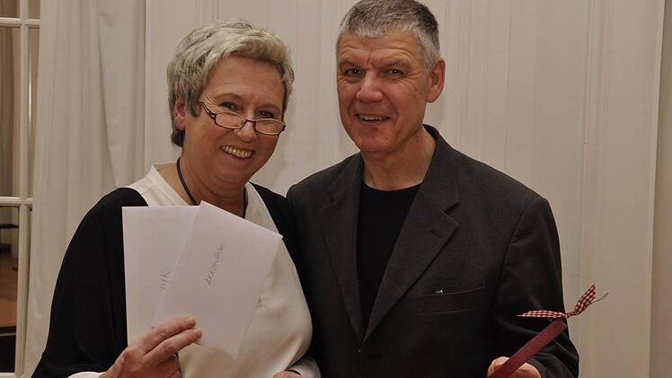 Einen Scheck in Höhe von 3000 Euro überreichte die Vorsitzende des Fördervereins der Städtischen Musikschule, Birgit Eber, an Stadtmusikdirektor Bernd Hammer (rechts).  Foto: Peter Klopf