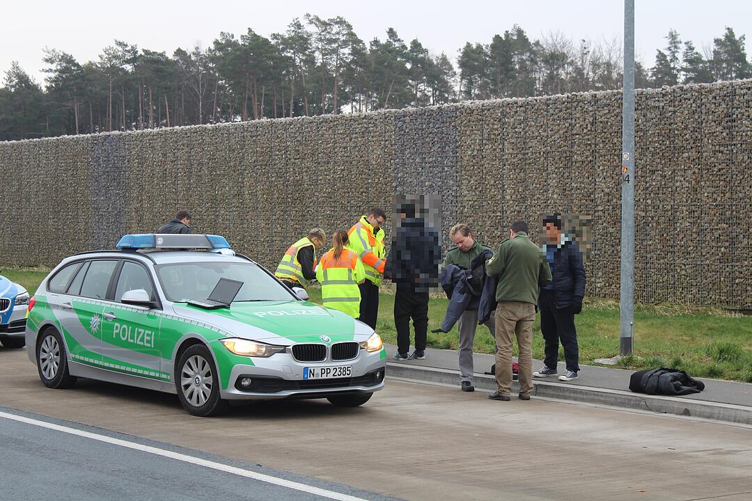 Auf der A6 im Kreis Ansbach sind sechs Flüchtlinge in einem Lkw entdeckt worden. Die Männer hatten möglicherweise mehrere Tage kein Essen oder Trinken.