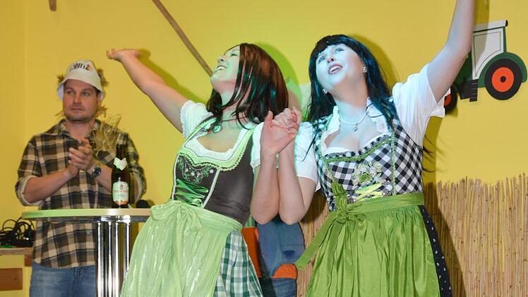 Christina (links) und Daniela Schlembach als Gitti & Erika mit dem Lied "Heidi". Foto: Björn Hein