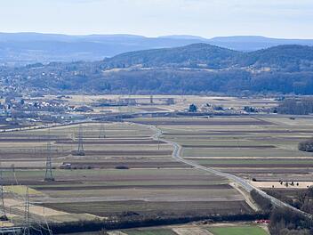 Das Luftbild zeigt die Kreisstraße zwischen Hallstadt und Gundelsheim (Blick hier aus Richtung Gundelsheim). Ab Mai ist sie wegen Bauarbeiten gesperrt. Foto: Ronald Rinklef