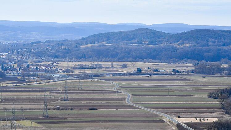 Das Luftbild zeigt die Kreisstraße zwischen Hallstadt und Gundelsheim (Blick hier aus Richtung Gundelsheim). Ab Mai ist sie wegen Bauarbeiten gesperrt. Foto: Ronald Rinklef