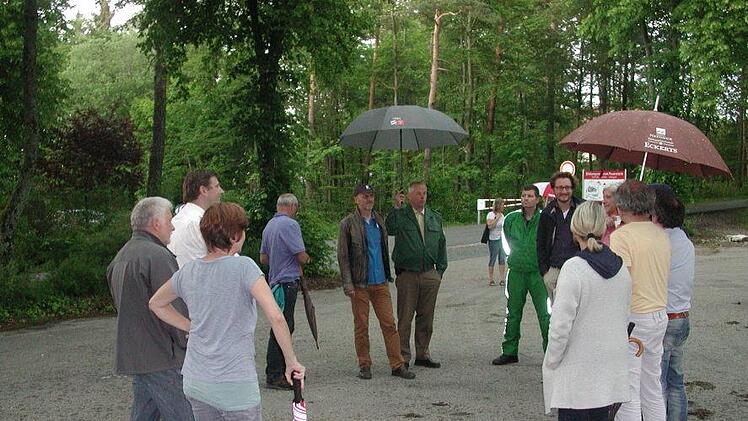 Vertreter  der Behörden und Betroffene vor Ort auf der Feuersteinstraße Foto: Landratsamt Forchheim