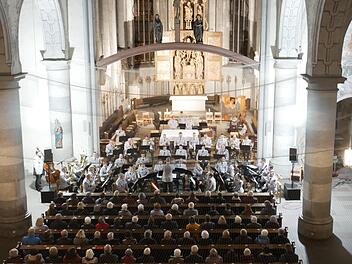 Das Heeresmusikkorps Veitshöchheim gab in der Münnerstädter Stadtpfarrkirche ein Benefizkonzert zugunsten der geplanten Kirchenrenovierung. Dass diese ansteht, konnten Musiker wie Besucher am Sicherheitsnetz erkennen, das den Kirchenraum  seit langem überspannt. Foto: Heike Beudert