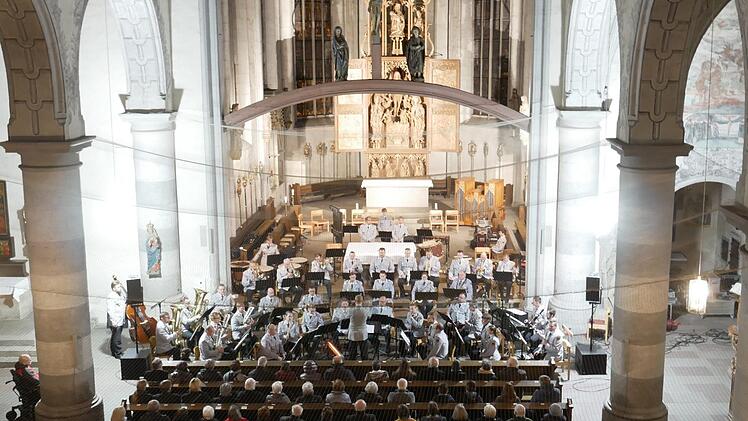 Das Heeresmusikkorps Veitshöchheim gab in der Münnerstädter Stadtpfarrkirche ein Benefizkonzert zugunsten der geplanten Kirchenrenovierung. Dass diese ansteht, konnten Musiker wie Besucher am Sicherheitsnetz erkennen, das den Kirchenraum  seit langem überspannt. Foto: Heike Beudert