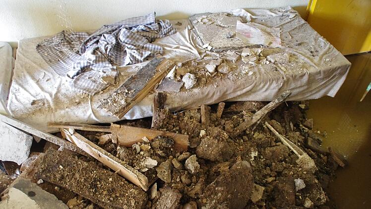 Schutt und Asche: Durch das Feuer stürzte die Zellendecke ein, der zweite Stock des Gefängnisses bleibt weiterhin geschlossen.  Foto: Marco Meißner