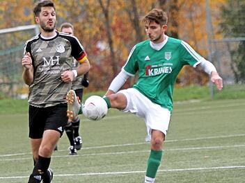 FC Sand II - DJK Dampfach. Der Sander Julius Neund&ouml;rfer (rechts), der zweifache Torsch&uuml;tze, nimmt dem Sander Kapit&auml;n Stefan Greb im letzten Moment den Ball ab. Foto: G&uuml;nther Geiling