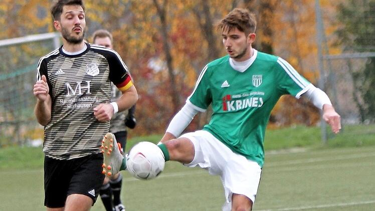 FC Sand II - DJK Dampfach. Der Sander Julius Neund&ouml;rfer (rechts), der zweifache Torsch&uuml;tze, nimmt dem Sander Kapit&auml;n Stefan Greb im letzten Moment den Ball ab. Foto: G&uuml;nther Geiling