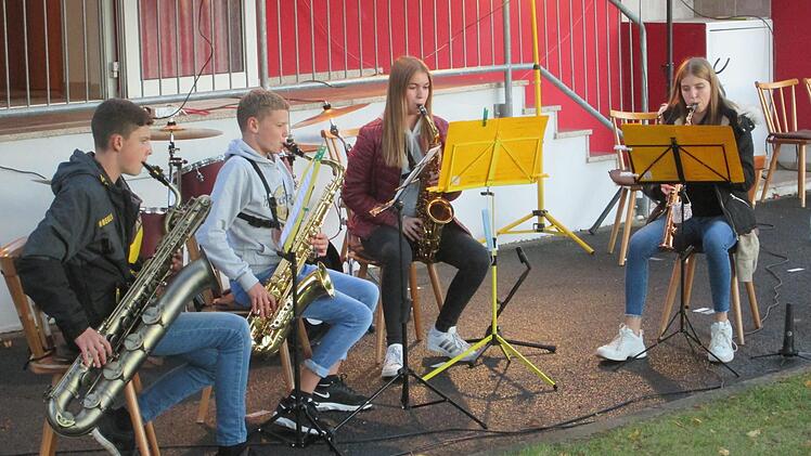 Selbstausgesuchte und einstudierte Stücke bot das Saxophon-Quartett der Jungmusiker bei der Gedenkfeier.