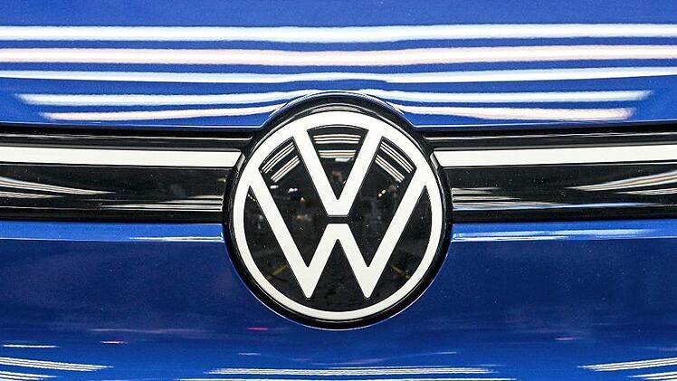 Lampen spiegeln sich im Lack eines VW ID.4. Volkswagen produziert im Werk in Zwickau das erste reine Elektro-SUV. Foto: Hendrik Schmidt, dpa-