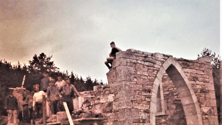 Die Steinacher Bergkapelle noch im Bau; oben sitzt der Neffe von Ortspfarrer Johannes Schilling.