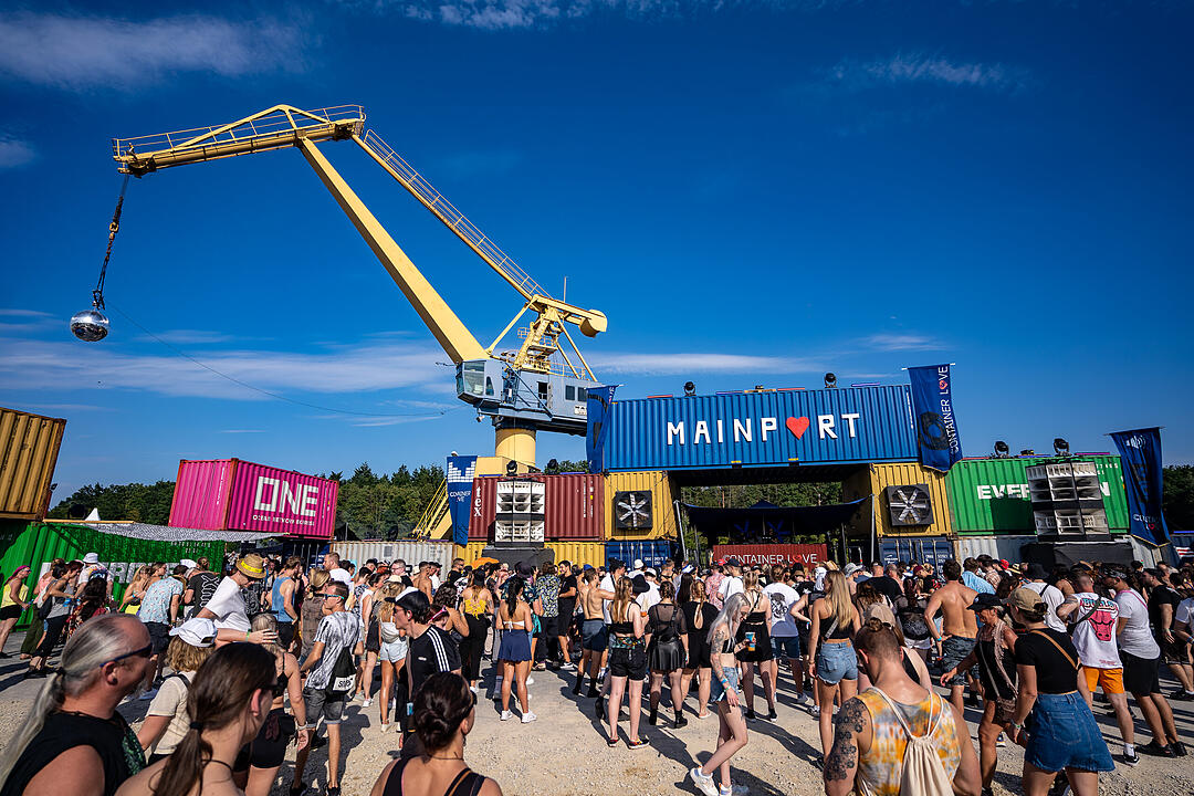 Techno-Musik direkt am Hafenbecken zwischen Kränen und Containern!