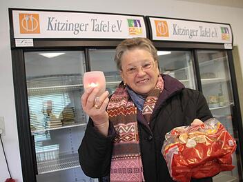 Helene Schamann verteilt für die Kitzinger Tafel nicht nur Essen an Bedürftige, sondern hat auch immer ein Lächeln parat. Foto: Riegler