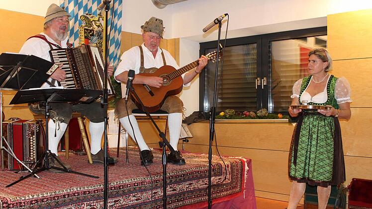 Die Brüder Ottenschläger bekommen ein Schnäpschen von Bürgermeisterin Gertrud Werner.