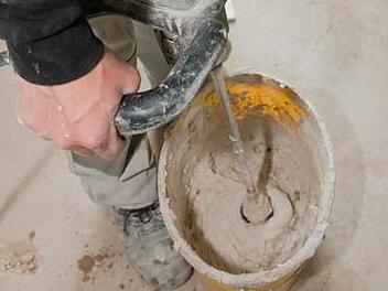 Zum Aufbringen von Fliese auf Fliese ist ein sogenannter flexibler Kleber notwendig. Er ist ausgehärtet noch in der Lage, Bewegungen durch Vibration oder Materialausdehnung gegenzusteuern.  Foto: Kai Remmers