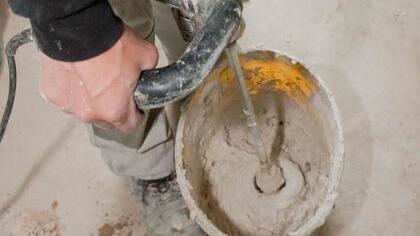 Zum Aufbringen von Fliese auf Fliese ist ein sogenannter flexibler Kleber notwendig. Er ist ausgehärtet noch in der Lage, Bewegungen durch Vibration oder Materialausdehnung gegenzusteuern.  Foto: Kai Remmers