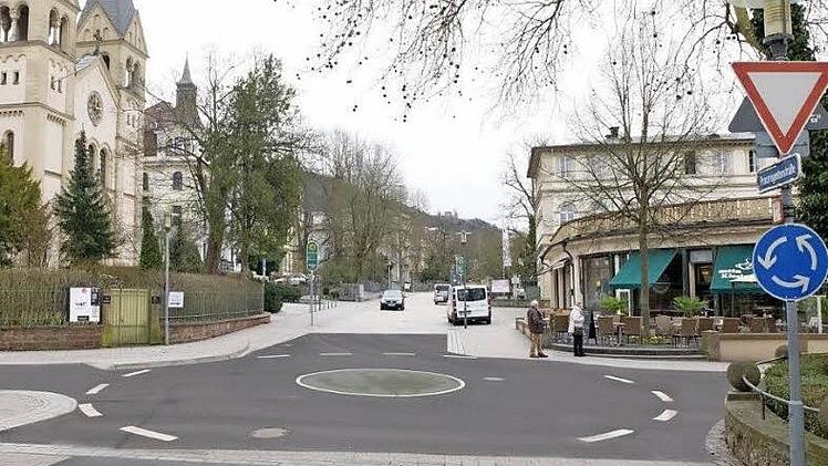 Wird dieser Kreisel an der Kreuzung Martin-Luther-Straße und Prinzregentenstraße in Bad Kissingen Bestand haben? Ein Ortstermin mit Oberbürgermeister und Bürgern soll das heute Nachmittag klären.
