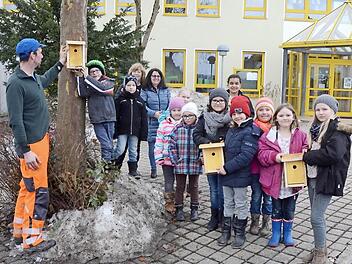 Große Freude herrschte bei den Schülern der OGTS Stockheim, als sie die ersten Nistkästen für Meisen vor der Schule aufhängen durften. Elias Reinhold hilft Michael Weißerth (links) von der Gemeinde Stockheim beim ersten Nistkasten.  Foto: K.- H. Hofmann