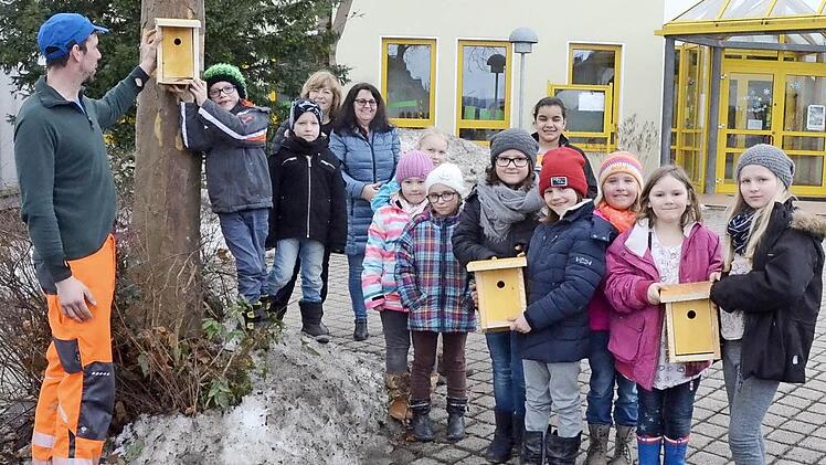 Große Freude herrschte bei den Schülern der OGTS Stockheim, als sie die ersten Nistkästen für Meisen vor der Schule aufhängen durften. Elias Reinhold hilft Michael Weißerth (links) von der Gemeinde Stockheim beim ersten Nistkasten.  Foto: K.- H. Hofmann