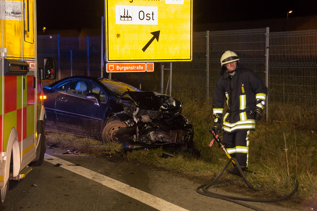 77-Jährige gerät in Gegenverkehr: Unfall mit drei Verletzten auf der B2
